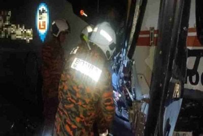 Seorang pemandu bas parah manakala tiga penumpang cedera dalam kemalangan melibatkan sebuah bas persiaran dengan jentera penurap jalan di KM102.4 Lebuh Raya Utara-Selatan (PLUS) arah utara berhampiran susur keluar Yong Peng, tengah malam tadi. Foto bomba 