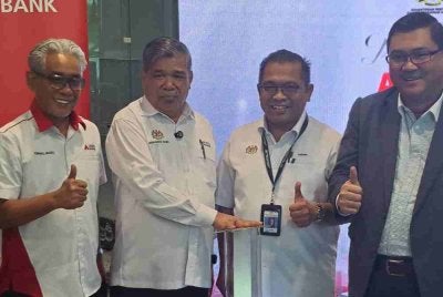 Mohamad (dua dari kiri) ketika melancarkan Agro Penjaja-i di Wisma Tani, Putrajaya pada Rabu.