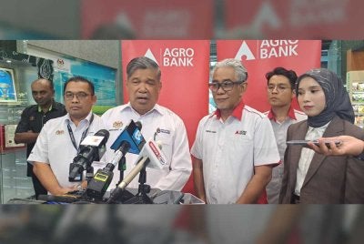 Mohamad (dua dari kiri) bersama Tengku Ahmad Badli Shah (dua dari kanan) pada sidang akhbar pelancaran Agro Penjaja-i di Putarajaya pada Rabu.