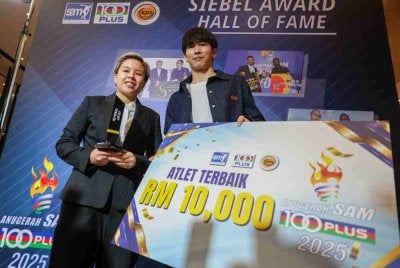 Tang Jie (kanan) dan Toh Ee Wei dinobatkan Atlet Terbaik Anugerah SAM 2025. Foto: Bernama