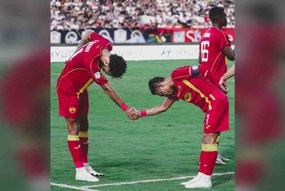 Moraes (kiri) meraikan jaringannya bersama Faisal Halim. Foto Selangor FC