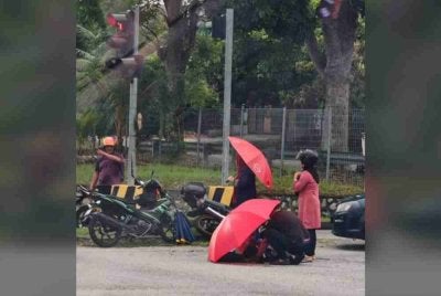 Gambar tular memaparkan insiden kemalangan membabitkan sebuah motosikal dan van, pada Rabu.