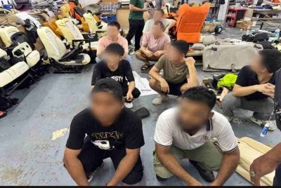 Antara warga asing yang diperiksa dalam serbuan JIM di sebuah kilang di Seri Kembangan, pada Selasa