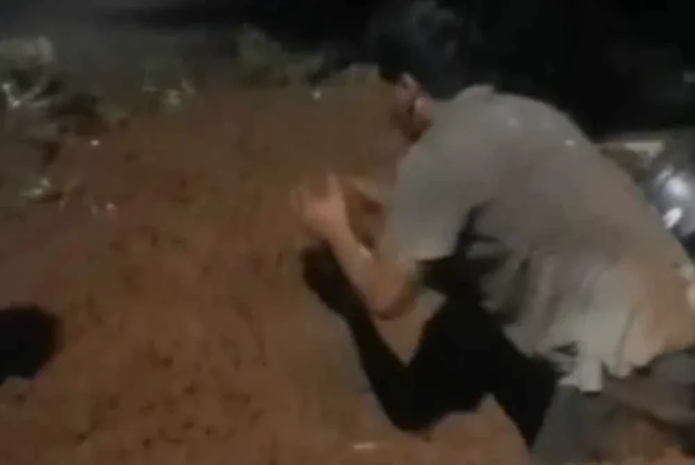 Lelaki gali kubur ibu selepas tersinggung disindir bapa saudara