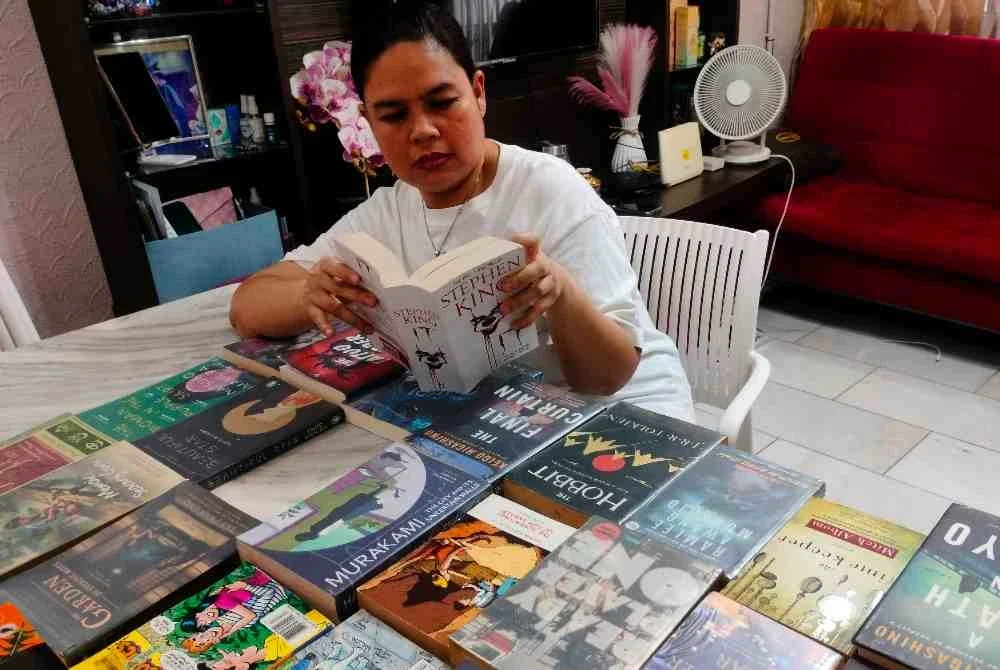 Tidak kira di mana sahaja, Marshima boleh menghabiskan masa berjam-jam meneliti karya penulis tempatan mahupun luar negara.
