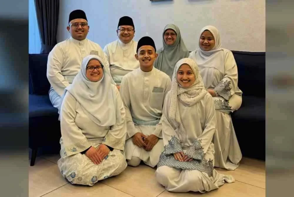 Keluarga cinta buku...Nor Azzah (duduk, belakang dua dari kanan) dan Zamri (duduk, belakang dua dari kiri) bersama empat anak serta menantu.