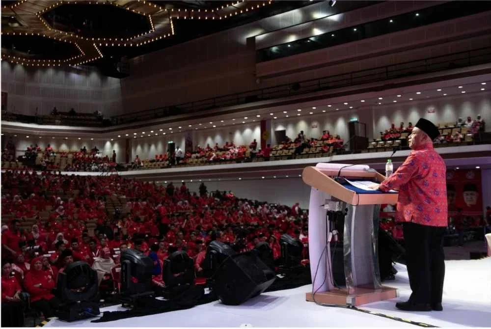 Konvensyen ulang tahun di Dewan Merdeka WTC Kuala Lumpur bukan himpunan biasa-biasa. Ia terasa seperti ruang muhasabah
sebuah parti yang pernah jatuh, tetapi masih belum mahu menyerah kalah.