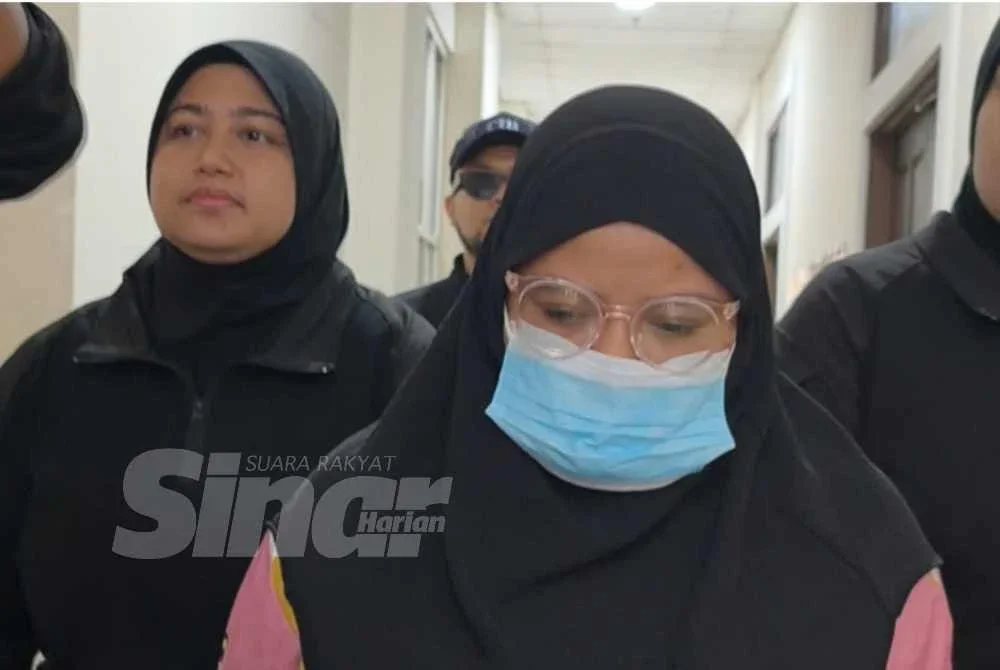 Balqish yang memakai baju berwarna merah jambu dibawa ke Mahkamah Majistret Petaling Jaya pada Khamis, bagi menghadapi pertuduhan membunuh bayi berusia tujuh bulan, minggu lalu.