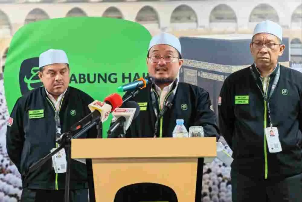 Mustakim Mohamad menyampaikan amanat kepada petugas haji TH pada Majlis Perhimpunan Petugas Haji di Mekah, semalam. Foto TH