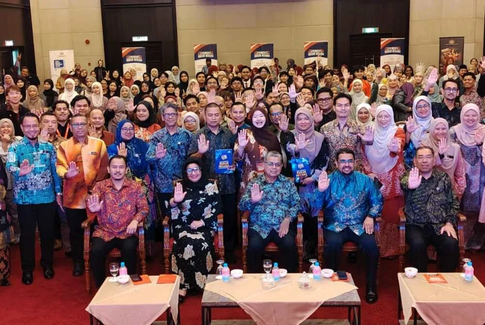 Aaron Ago (duduk tengah) bergambar bersama selepas merasmikan Pelancaran Program Jelajah Belia Rukun Negara di UiTM Cawangan Selangor, Kampus Puncak Alam pada Khamis.