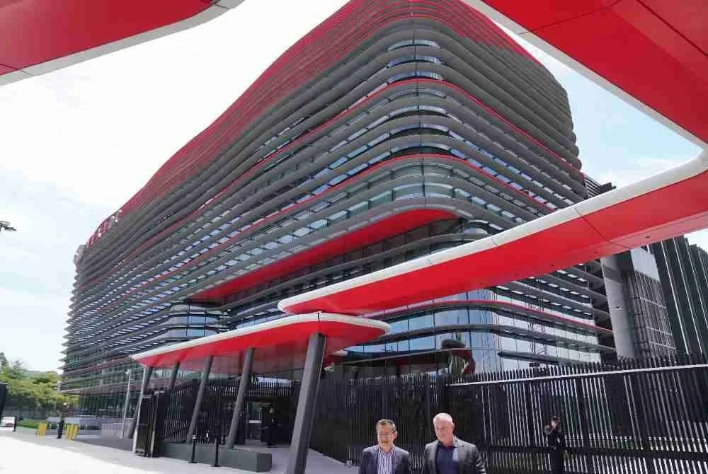 Penyedia infrastruktur digital terkemuka Australia, NEXTDC merasmikan KL1 Kuala Lumpur, pusat data antarabangsa pertamanya yang mewujudkan platform strategik bagi menyokong pertumbuhan pesat kecerdasan buatan (AI), pengkomputeran awan dan perkhidmatan digital di seluruh Asia Tenggara.
