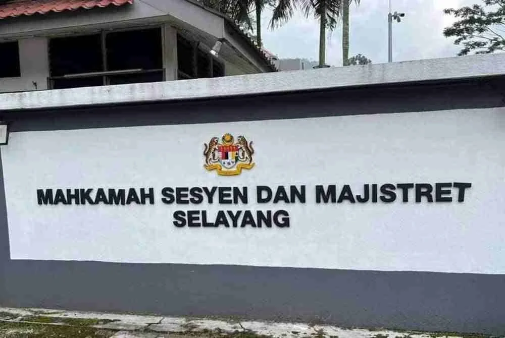Seorang penilik nasib mengaku tidak bersalah di Mahkamah Sesyen Selayang pada Khamis, atas satu pertuduhan menyebabkan kematian seorang lelaki warga emas di sebuah restoran makanan segera, minggu lalu.
