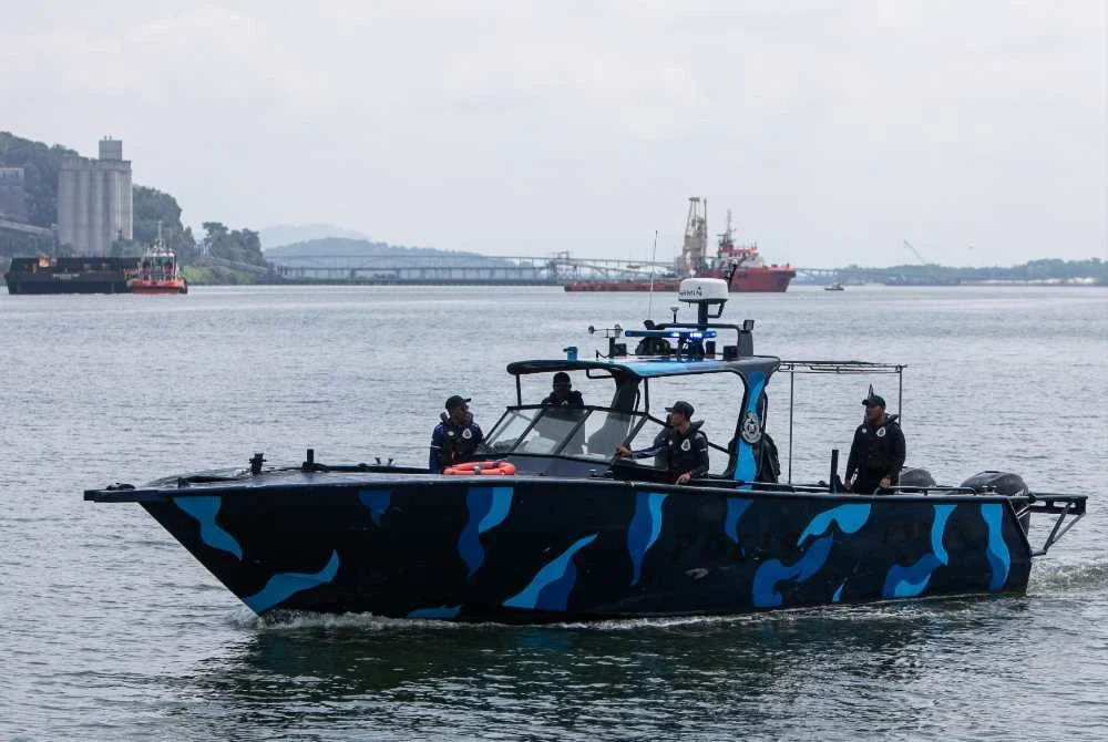 Anggota PPM menjalankan Operasi CARILAMAT insiden bot membawa PATI di Jeti APMM Kampung Acheh. - Foto: Bernama