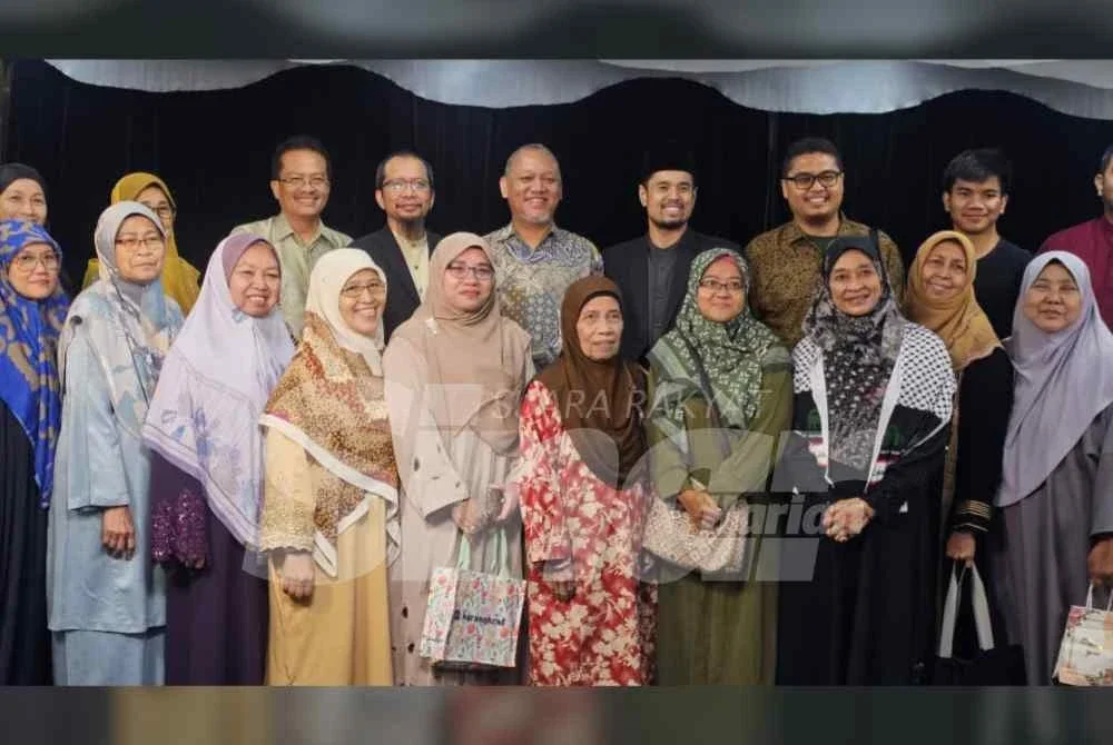 Ahli-ahli panel bergambar bersama penonton Quranic Wellness Valley Rahsia Tidur (Panduan Daripada Surah al-Muzammil) yang berlangsung di Dewan Karangkraf, Shah Alam pada Khamis.