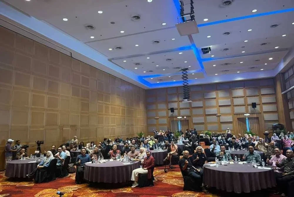 Tetamu kenamaan dan peserta bergambar sebaik selesai sesi libat urus Konsultasi Awam RUU Mara 2026 di Kuala Lumpur pada Khamis