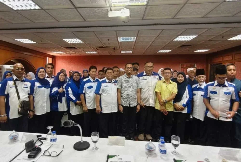Tukiman (depan,lima dari kiri) bergambar bersama Izwan Ahmad (depan, tujuh dari kiri) dan Yang Dipertua PERKOBF Malaysia Cawangan Selangor Fakhrul Azizi Abdul Kadir (depan, lima dari kanan).