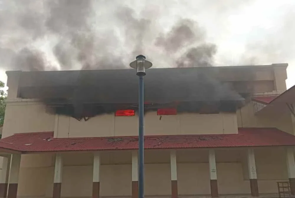 Bahagian belakang pentas dewan SMK Putrajaya Presint 14 (1) terbakar dalam kejadian jam 6 petang, Khamis.