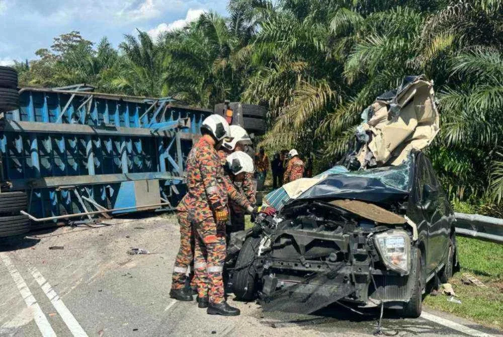 Anggota bomba membantu mengeluarkan mangsa tersepit dalam kemalangan membabitkan MPV dan treler muatan kelapa sawit di Kulai. - Foto: JBPM Johor