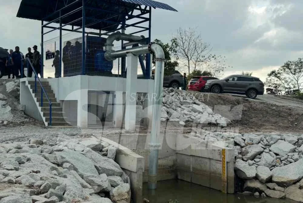 Stesen Pam Pengairan Gong Tambak yang mula berfungi bagi memberikan bekalan air ke sawah berdekatan.
FOTO SINAR HARIAN - ADILA SHARINNI WAHID