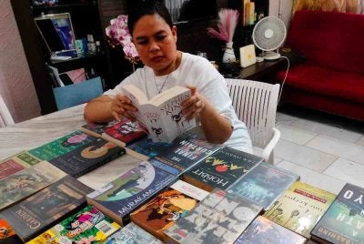 Tidak kira di mana sahaja, Marshima boleh menghabiskan masa berjam-jam meneliti karya penulis tempatan mahupun luar negara.
