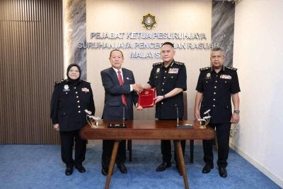 Abd Halim (dua dari kanan) memulakan tugas sebagai Ketua Pesuruhjaya SPRM ketujuh pada Rabu.