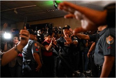 Bangunan Senat Filipina diletakkan di bawah kawalan keselamatan ketat selepas beberapa das tembakan dilepaskan. Foto AFP