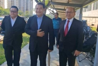 Rafizi (tengah) hadir ke ibu pejabat SPRM pada hari ke lima bagi memberi keterangan tambahan secara sukarela berhubung siasatan yang dijalankan terhadapnya.