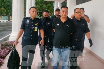 Tertuduh (dua dari kiri) didenda RM5,000 selepas mengaku bersalah memuat naik hantaran hina Islam.