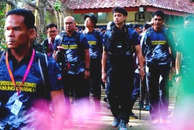 Baginda mengetuai rombongan pendakian yang disertai seramai 56 orang terdiri daripada pegawai dan anggota Pasukan Khas Tentera Udara Diraja Malaysia (PASKAU) serta pengiring rapat daripada Polis Diraja Malaysia (PDRM). Foto Bernama