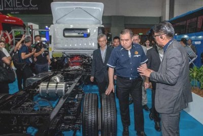 Anthony mengadakan lawatan pada Majlis Perasmian Malaysia Commercial Vehicle Expo 2026 di Mines International Exhibition & Convention Centre pada Khamis. Foto Bernama