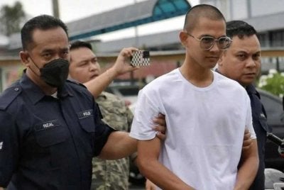 Muhammad Fakrul Aiman (tengah) berbaju putih dibawa ke mahkamah. (Gambar fail)