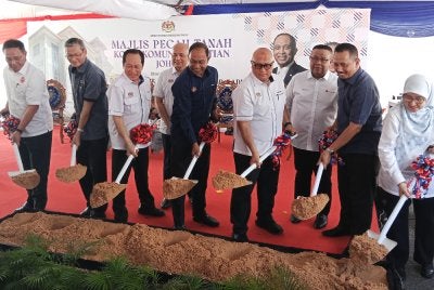 Zambry (tengah) melakukan simbolik perasmian Majlis Pecah Tanah Komuniti Pontian di Kompleks Penghulu Mukim Benut, Pontian pada Khamis.