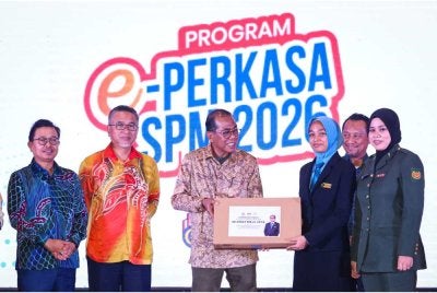 Mohamed Khaled (tiga kiri) menyampaikan peranti bagi program e-perkasa SPM 2026 kepada wakil penerima pada Majlis Peluncuran Program PROWIRA Ready-to-Work (RTW) Graduan dan Inisiatif Pendidikan Yayasan LTAT 2026. Foto Bernam