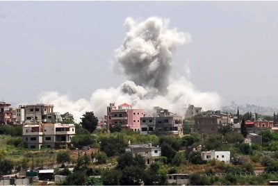 Asap kelihatan berkepul dari lokasi serangan udara Israel yang menyasarkan perkampungan Al-Halloussiyah di selatan Lubnan pada 13 Mei 2026. Foto AFP