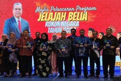 Aaron Ago (tengah) ketika merasmikan Pelancaran Program Jelajah Belia Rukun Negara di UiTM Cawangan Selangor, Kampus Puncak Alam pada Khamis.