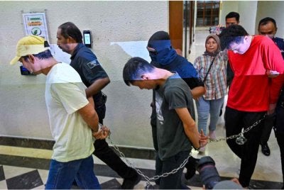 Tiga rakan didakwa di Mahkamah Sesyen Kuala Lumpur atas pertuduhan menyebabkan kecederaan parah terhadap seorang lelaki dalam kejadian di sebuah restoran di Kepong pada 7 Mei lepas. Foto Bernama
