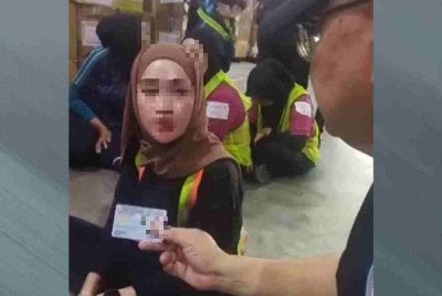 Seorang wanita warga Indonesia disyaki menggunakan MyKad palsu.