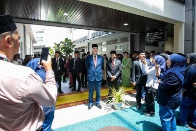 Sultan Nazrin Shah bersama Raja Permaisuri Perak Tuanku Zara Salim berkenan meninjau bangunan sempena Majlis Perasmian Hospital Seri Iskandar pada Khamis. - Bernama 