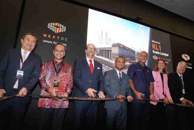 Gobind (tiga dari kanan) bersama Menteri Besar Selangor, Datuk Seri Amirudin Shari (tengah) dan Ketua Pegawai Eksekutif NEXTDC, Craig Scroggie (tiga dari kiri) merasmikan NEXTDC KL1 bagi memperkukuh infrastruktur kecerdasan buatan (AI) Asia Tenggara di NEXTDC Data Centre, Petaling Jaya yang diadakan pada Khamis.