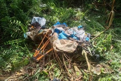 Khemah mangsa yang roboh dipercayai akibat serangan gajah di kawasan berhampiran ladang getah di Gua Musang. Foto: PDRM