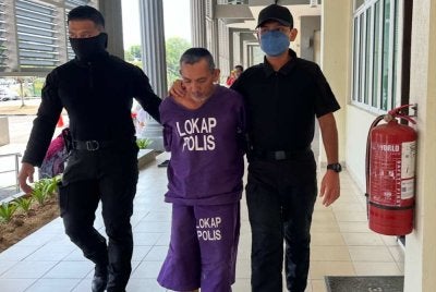 Tertuduh, Hanafi Hassan, 64, (tengah) dihukum penjara sembilan tahun dan tiga sebatan FOTO: SINAR HARIAN - ADILA SHARINNI WAHID