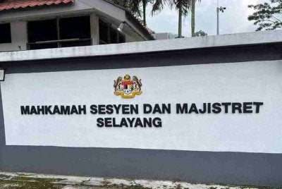 Seorang penilik nasib mengaku tidak bersalah di Mahkamah Sesyen Selayang pada Khamis, atas satu pertuduhan menyebabkan kematian seorang lelaki warga emas di sebuah restoran makanan segera, minggu lalu.
