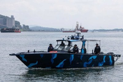 Anggota PPM menjalankan Operasi CARILAMAT insiden bot membawa PATI di Jeti APMM Kampung Acheh. - Foto: Bernama

