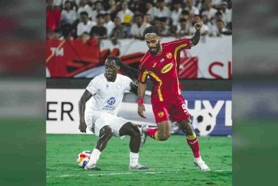 Chrigor Moraes (kanan) menjadi wira Selangor pada aksi separuh akhir menentang Nam Dinh. Foto Selangor FC