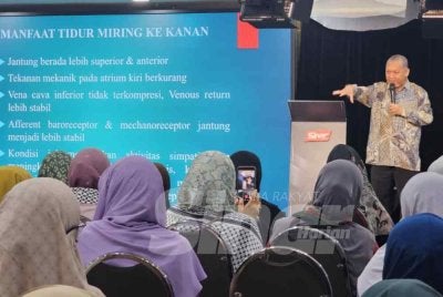 Dr Agus Rahmadi memberi penerangan berhubung kualiti tidur yang baik untuk kesihatan pada program Quranic Wellness Valley Rahsia Tidur (Panduan Daripada Surah al-Muzammil) yang berlangsung di Dewan Karangkraf, Shah Alam pada Khamis.