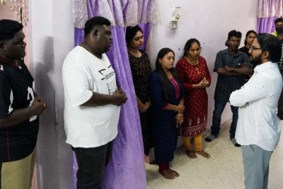 Yuneswaran (kanan) ketika menziarahi keluarga mendiang A Doraisingam dan A Menagah, pasangan suami isteri yang maut selepas dirempuh pemandu mabuk di Jalan Ampang awal bulan ini. - Foto: FB Yuneswaran Ramaraj