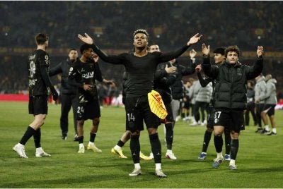 Pemain PSG meraikan kejayaan selepas menewaskan RC Lens untuk merangkul kejuaraan Ligue1 di Stade Bollaert-Delelis di Lens - Foto: Reuters