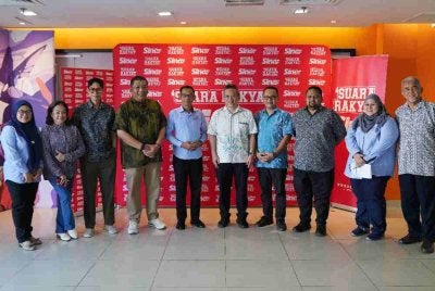 Muhamad Azuan (lima dari kiri) bergambar ketika mengadakan kunjungi hormat ke Karangkraf, Shah Alam pada Khamis.