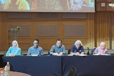 Asyraf Wajdi (tiga dari kanan) menjawab soalan dikemukakan ketika sesi Konsultasi Awam RUU Mara 2026 di salah sebuah hotel di sini pada Khamis.