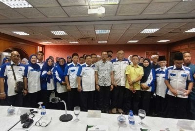 Tukiman (depan,lima dari kiri) bergambar bersama Izwan Ahmad (depan, tujuh dari kiri) dan Yang Dipertua PERKOBF Malaysia Cawangan Selangor Fakhrul Azizi Abdul Kadir (depan, lima dari kanan).